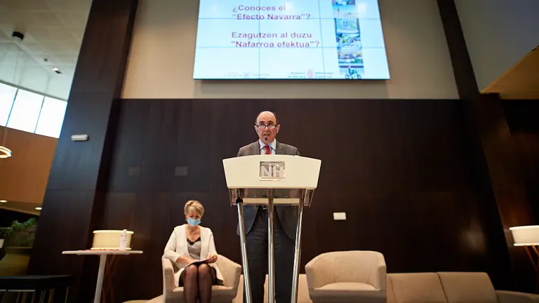 El consejero de Desarrollo Económico y Empresarial, Manu Ayerdi, presenta la nueva campaña de promoción turística de Navarra '¿Conoces el efecto?'. MIGUEL OSÉS
