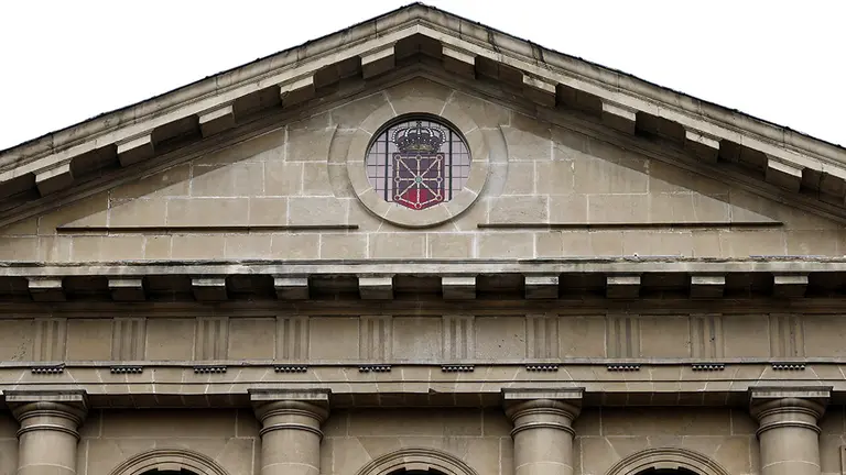 GRA462. PAMPLONA, 23/02/2017.- Una vidriera con el escudo de Navarra preside desde hoy la fachada principal del Palacio de Navarra, en sustitución de la Cruz Laureada de San Fernando, retirada en cumplimiento de las leyes de Símbolos y de Memoria Histórica. Esta decisión responde también al compromiso del Gobierno con la retirada de símbolos franquistas y la democratización de los espacios públicos, libres de referencias a la exaltación de la violencia. EFE/Jesus Diges