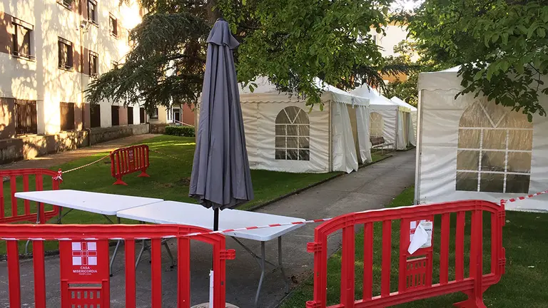 Zona de acceso a las visitas que se realizan en cada una de las carpas, situadas en el jardín exterior de la casa de Misericordia. Navarra.com