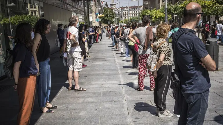 Cadena humana en Pamplona por el Día Mundial de las Personas Refugiadas SOS RACISMO