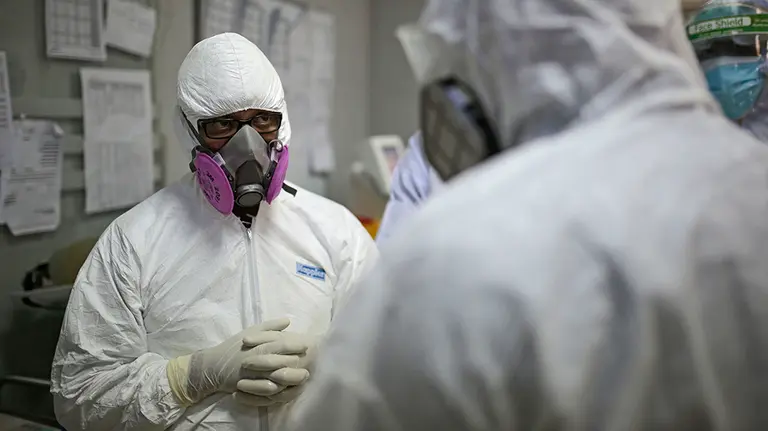 15 June 2020, Yemen, Sanaa: Medical workers talk while checking on patients in the intensive care unit of a hospital, where coronavirus (Covid-19) patients are treated. Photo: Hani Al-Ansi/dpa
ONLY FOR USE IN SPAIN

15 June 2020, Yemen, Sanaa: Medical workers talk while checking on patients in the intensive care unit of a hospital, where coronavirus (Covid-19) patients are treated. Photo: Hani Al-Ansi/dpa

15/6/2020 ONLY FOR USE IN SPAIN