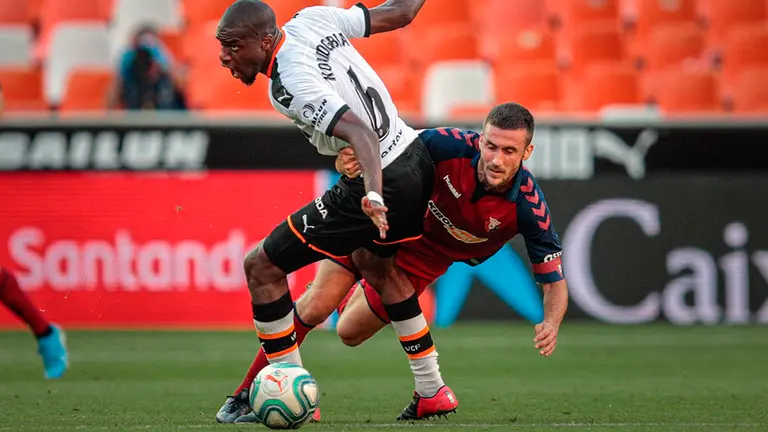 GEl jugador del VRAFCVA52 VA50LENCIA, 21/06/2020.-alencia, Kondogbia (i) junto a Oier, del Osasuna, durante el encuentro correspondiente a la jornada 30 de primera división disputado esta tarde en el estadio de Mestalla. EFE/ Biel Aliño