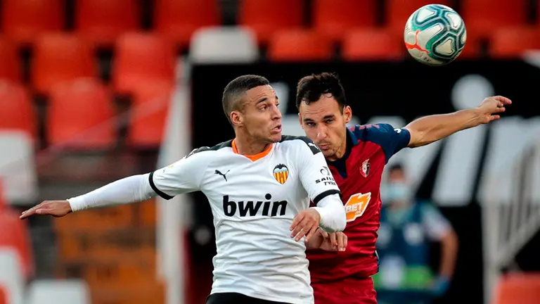 El delantero del Valencia CF Rodrigo Moreno (i), disputa el balón frente al defensa del Osasuna Unai García (d), durante el encuentro correspondiente a la jornada 30 de primera división disputado esta tarde en el estadio de Mestalla de València. EFE/ Biel Aliño