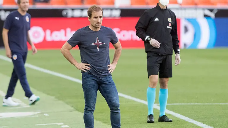 Jagoba Arrasate muy serio junto a su banquillo ante el Valencia en Mestalla. CA Osasuna.