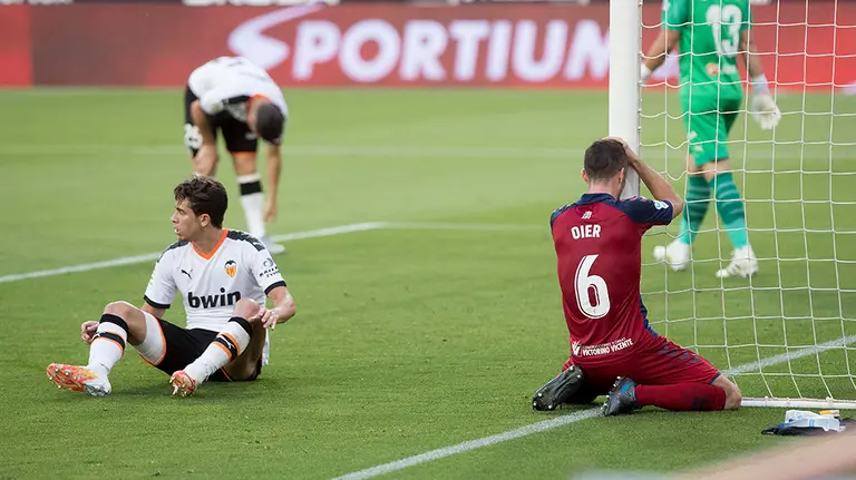 Oier Sanjurjo se lamenta de un cabezazo que ha salido fuera de portería ante el Valencia. CA Osasuna.