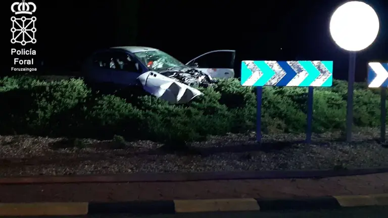 Salida de vía de un turismo en la travesía de Mendavia. POLICÍA FORAL.