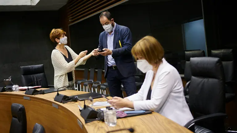 Bakartxo Ruiz (i) habla con Ramón Alzórriz junto a Uxue Barkos. PABLO LASAOSA