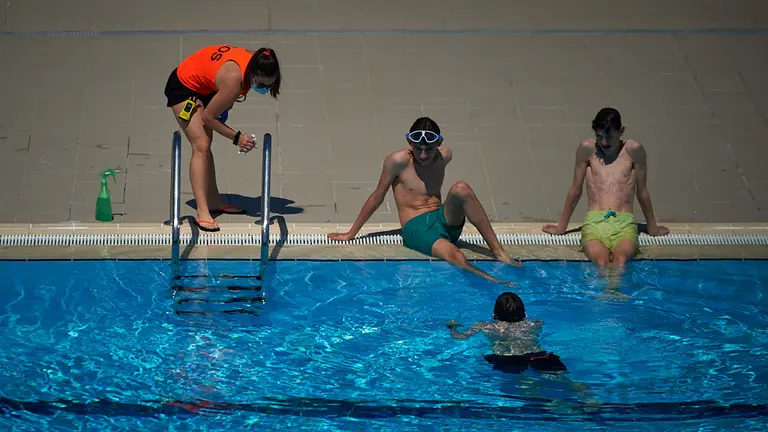 Reapertura de las piscinas de Aranzadi con el 75% de aforo para la temporada de verano. MIGUEL OSÉS