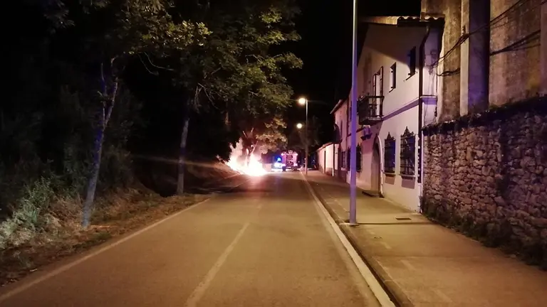 Contenedores ardiendo. POLICÍA MUNICIPAL DE PAMPLONA