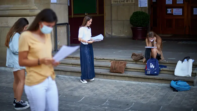 Estudiantes navarros se presentan a la EVAU tras la crisis del coronavirus en Pamplona. MIGUEL OSÉS