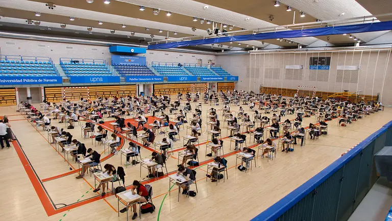 Estudiantes se examinan de la antigua selectividad en el polideportivo de la UPNA. CEDIDA