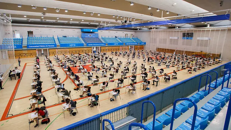 El polideportivos y el edificio El Sario de la Universidad Pública de Navarra (UPNA) acoge los exámenes de la EvAU de 2020. FOTO UPNA (5)