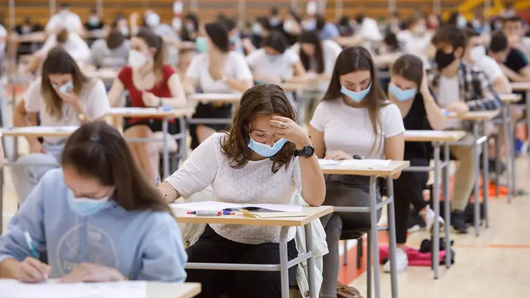 El polideportivos y el edificio El Sario de la Universidad Pública de Navarra (UPNA) acoge los exámenes de la EvAU de 2020. FOTO UPNA (11)