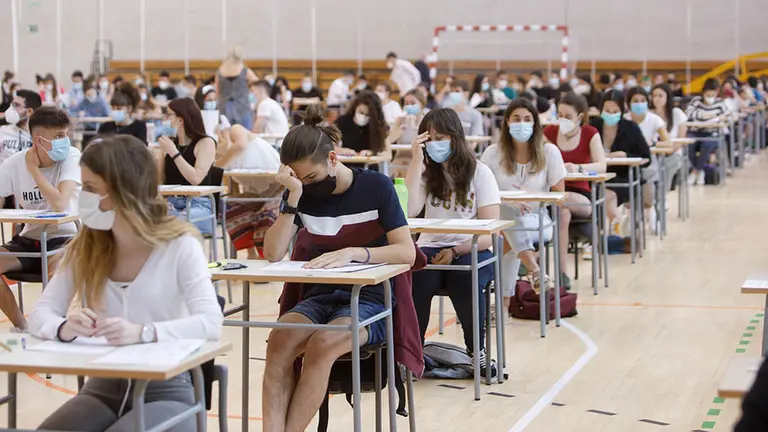 El polideportivos y el edificio El Sario de la Universidad Pública de Navarra (UPNA) acoge los exámenes de la EvAU de 2020. FOTO UPNA (15)