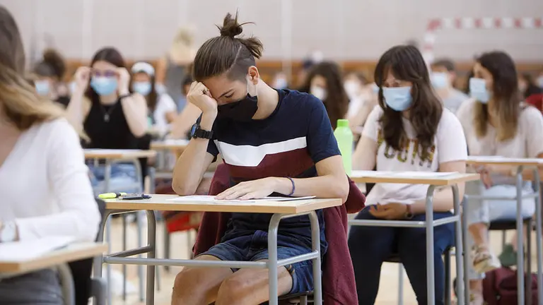 El polideportivos y el edificio El Sario de la Universidad Pública de Navarra (UPNA) acoge los exámenes de la EvAU de 2020. FOTO UPNA (16)