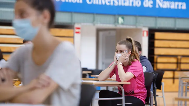El polideportivos y el edificio El Sario de la Universidad Pública de Navarra (UPNA) acoge los exámenes de la EvAU de 2020. FOTO UPNA (23)