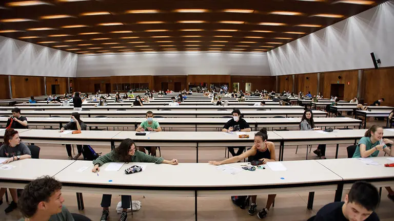 El polideportivos y el edificio El Sario de la Universidad Pública de Navarra (UPNA) acoge los exámenes de la EvAU de 2020. FOTO UPNA (28)