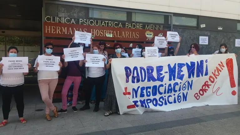 Concentración del comité de empresa de la clínica Padre Menni de Pamplona. CCOO