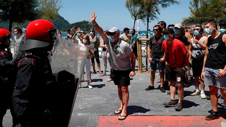 El mitin celebrado por Vox este mediodía en San Sebastián ha concluido con incidentes al ser increpado por radicales el secretario general de este partido, Javier Ortega Smith, y las personas que le acompañaban al término del acto, del que han salido escoltados por la Ertzaintza . EFE/Juan Herrero.