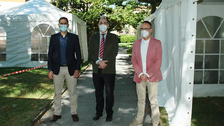 Alberto Vera, Director de zona, D. Jesús Cía, Director de la Casa de Misericordia de Pamplona y Carlos Eslava, Director Territorial de Helvetia, Compañía de Seguros y Reaseguros. CEDIDA