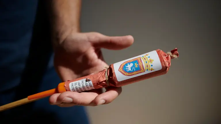 César López, de pirotecnia fiesta, posa con el cohete del Chupinazo de San Fermín para NAVARRACOM. PABLO LASAOSA