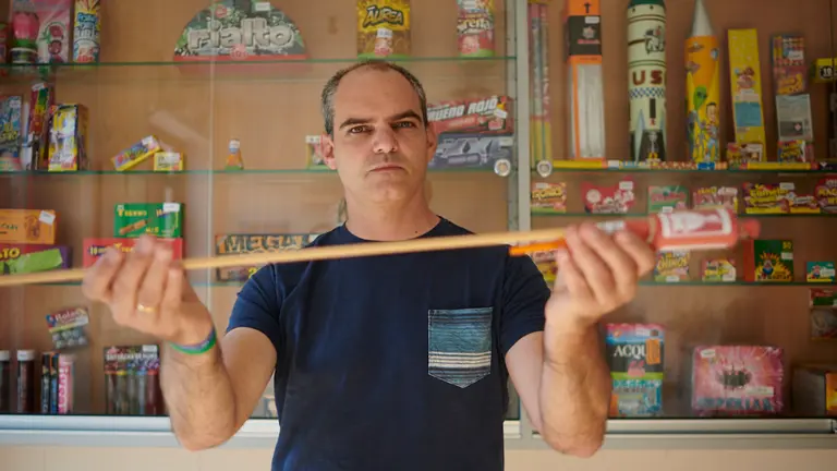 César López, de pirotecnia fiesta, posa con el cohete del Chupinazo de San Fermín para NAVARRACOM. PABLO LASAOSA