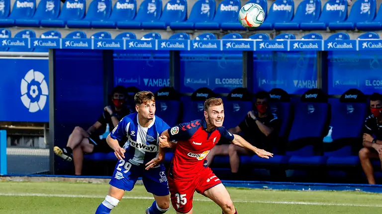 El centrocampista del Deportivo Alavés, Borja Sainz (i), disputa un balón con Antonio Latorre, defensa del Club Atlético Osasuna, durante su encuentro correspondiente a la 31ª jornada de LaLiga Santander que se disputa este miércoles en el estadio de Mendizorroza, en Vitoria. EFE/ David Aguilar