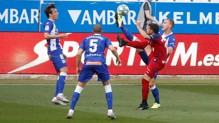Partido entre Osasuna y el Alavés en el estadio de Mendizorroza, en Vitoria CA OSASUNA