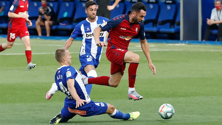 El defensa brasileño del Deportivo Alavés, Rodrigo Ely (i), disputa un balón con Enric Gallego, delantero del Club Atlético Osasuna, durante su encuentro correspondiente a la 31ª jornada de LaLiga Santander que se disputa este miércoles en el estadio de Mendizorroza, en Vitoria. EFE/ David Aguilar