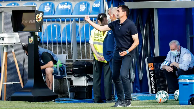GRAF6508. VITORIA , 24/06/2020.- El entrenador del Deportivo Alavés, Asier Garitano (d), da instrucciones a sus jugadores durante su encuentro contra el Club Atlético Osasuna correspondiente a la 31ª jornada de LaLiga Santander que se disputa este miércoles en el estadio de Mendizorroza, en Vitoria. EFE/ David Aguilar
