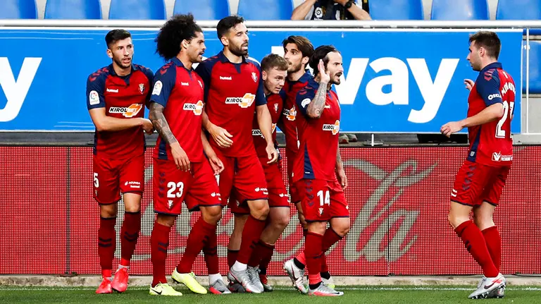 GRAF6508. VITORIA , 24/06/2020.- El defensa del Club Atlético Osasuna, Antonio Latorre (c), celebra con sus compañeros tras marcar el 0-1 durante su encuentro ante el Deportivo Alavés, correspondiente a la 31ª jornada de LaLiga Santander que se disputa este miércoles en el estadio de Mendizorroza, en Vitoria. EFE/ David Aguilar
