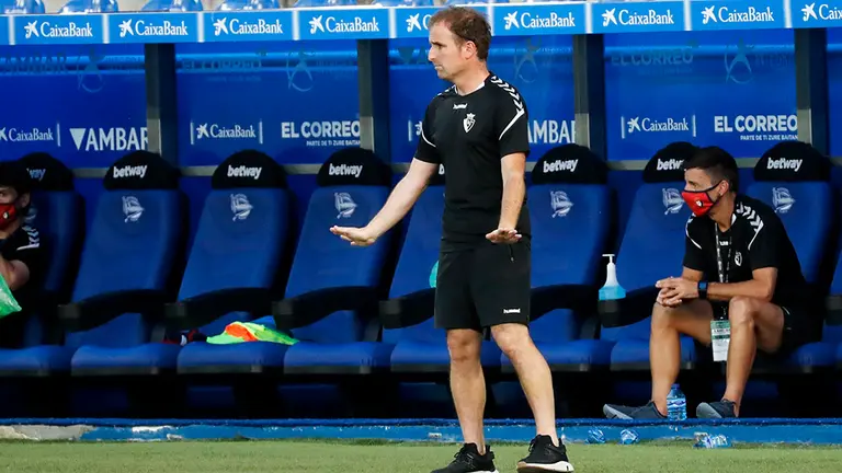 GRAF6508. VITORIA , 24/06/2020.- El entrenador del Club Atlético Osasuna de Pamplona, Jagoba Arrasate, da instrucciones a sus jugadores durante el encuentro ante el Deportivo Alavés, correspondiente a la 31ª jornada de LaLiga Santander que se disputa este miércoles en el estadio de Mendizorroza, en Vitoria. EFE/ David Aguilar
