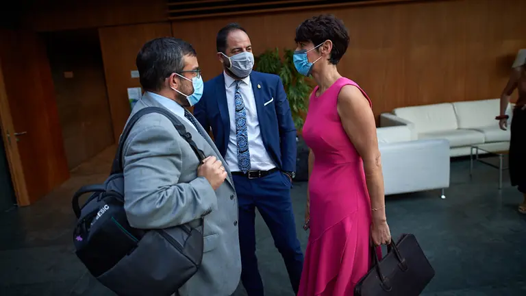 El vicepresidente primero del gobierno Javier Remirez (i), habla con el portavoz del PSN Ramón Alzorriz (c) y la consejera de hacienda Elma Saiz momentos antes de comenzar el pleno. MIGUEL OSÉS