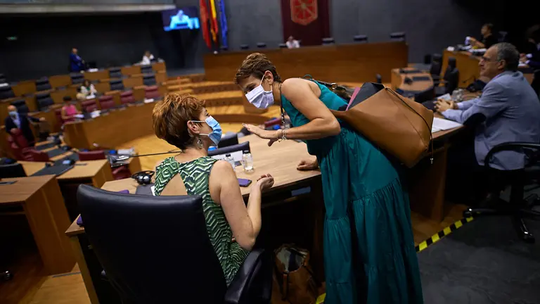 La presidenta del gobierno de Navarra, María Chivite (d) habla con la portavoz de Eh Bildu Bakartxo Ruiz (i) momentos antes de comenzar el pleno. MIGUEL OSÉS