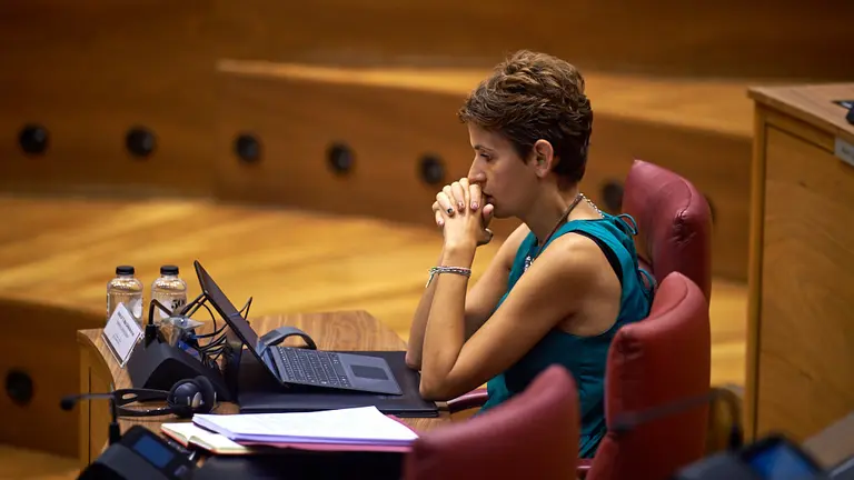 La presidenta del gobierno de Navarra, maria Chivite, durante el pleno parlamentario. MIGUEL OSÉS