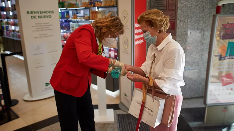 Comienzo de las rebajas de verano en El COrte Ingles de Pamplona. MIGUEL OSÉS