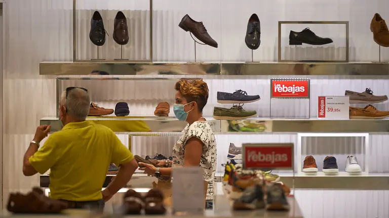 Comienzo de las rebajas de verano en El COrte Ingles de Pamplona. MIGUEL OSÉS