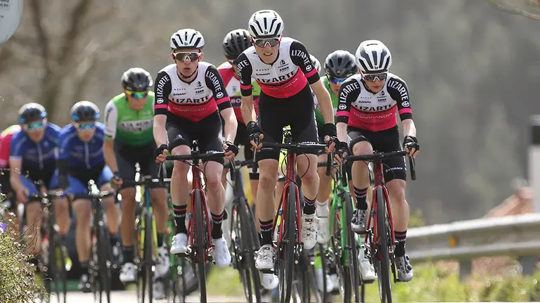 El equipo Lizarte - AD Galibier al frente del pelotón ciclista. Cedida.