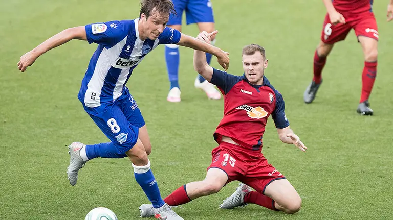 El jugador osasunista Toni Lato en acción ante el Deportivo Alavés en Mendizorrotza. CA Osasuna.