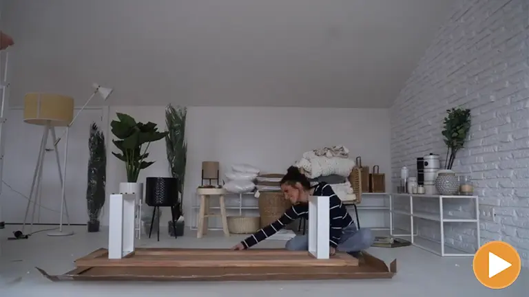 Verdeliss montando una de las mesas de su nuevo ático | Youtube: Verdeliss player