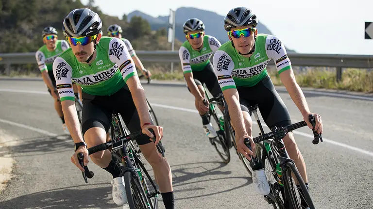 Corredores del equipo navarro Caja Rural en cabeza del pelotón. Cedida.