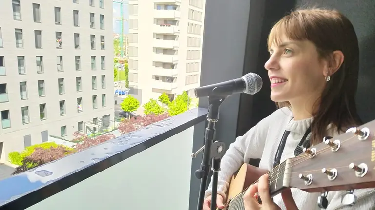 Nekane canta la canción que habla de su abuela y el Alzehimer a sus vecinos. CEDIDA.