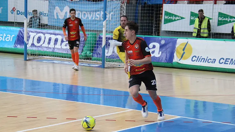 El juvenil Uge con la camiseta del Ribera Navarra en el pabellón Ciudad de Tudela. Cedida.