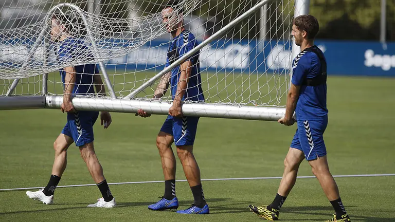 Los jugadores rojillos trasladan una de las porterías en Tajonar. CA Osasuna.