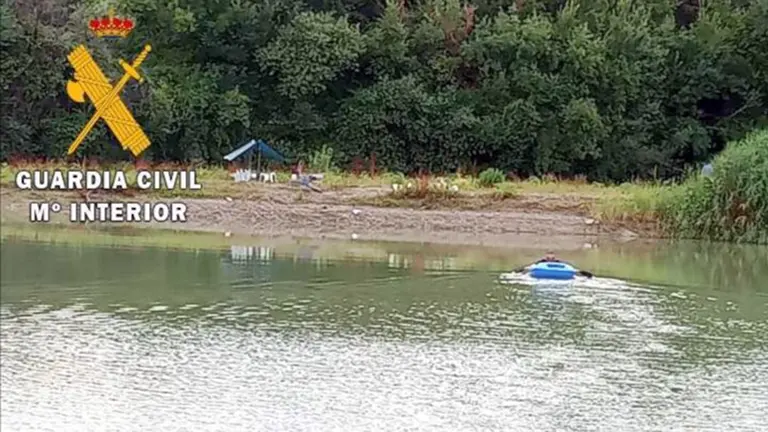 Zona donde habían quedado atrapadas las personas junto a la lancha de juguete con la que pretendían regresar.