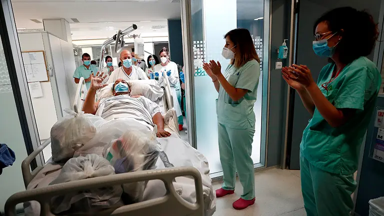 GRAFCAV6802. PAMPLONA, 26/06/2020.- Antonio, paciente de 37 años y afectado por el COVID-19 se despide mientras le aplauden los efectivos sanitarios de la UCI del Complejo Hospitalario de Navarra donde ha estado desde el pasado 23 de marzo, fecha en la que ingresó. Antonio ha permanecido en la Unidad de Cuidados Intensivos un total 96 días, siendo junto con una mujer de 75 años que pasó a planta hace unos días los dos pacientes que mas tiempo han estado ingresados. Queda en la UCI del Complejo Hospitalario un paciente de COVID que ingresó el pasado domingo 21 de junio y que previsiblemente estará en esta unidad de cuidados intensivos durante algunas semanas más. EFE/ Jesús Diges