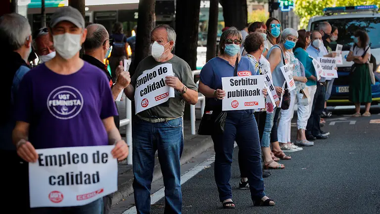 GRAF8074. PAMPLONA, 27/06/2020.- Los sindicatos UGT y CCOO, junto a diversos colectivos sociales y culturales de Navarra, han formado este sábado una cadena humana en Pamplona para reivindicar la "reconstrucción social del país" tras los daños causados por la paralización de la actividad económica a causa del COVID-19. EFE/Villar López
