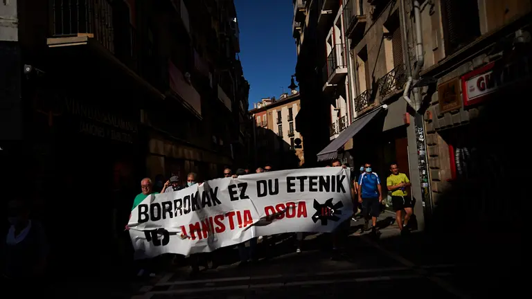 Cientos de personas se manifiestan en Pamplona a favor de los presos de ETA. PABLO LASAOSA