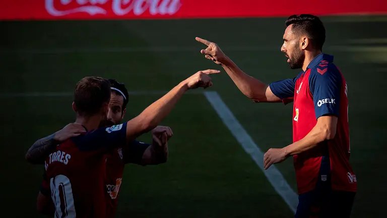 GRAF8296. PAMPLONA, 27/06/2020.- El delantero del Osasuna, Enric Gallego (d), celebrar tras marcar el 1-0 durante el partido ante el Leganés correspondiente a la jornada 32ª de LaLiga Santander que se celebra este sábado en el estadio El Sadar de Pamplona. EFE/ Villar López
