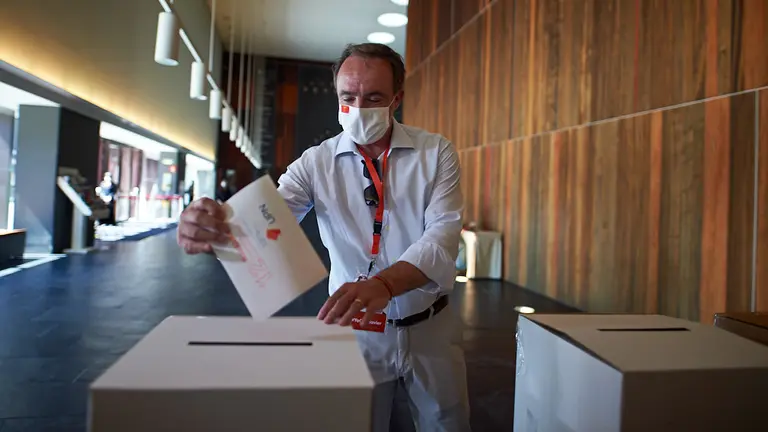 Los candidatos a presidir UPN, Javier Esparza y Sergio Sayas acuden a votar en el 12º congreso de UPN en el Baluarte. MIGUEL OSÉS